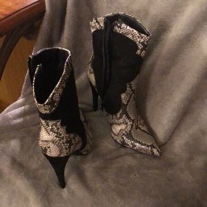 Women Shoe Dazzle boots